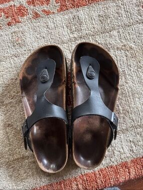 Black leather Gizeh sandals